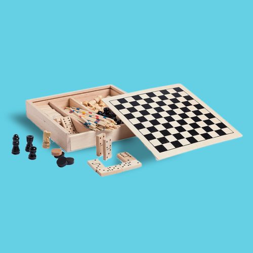 Set juegos madera: Mikado, ajedrez, damas y dominó. Detalle de comunión para niños