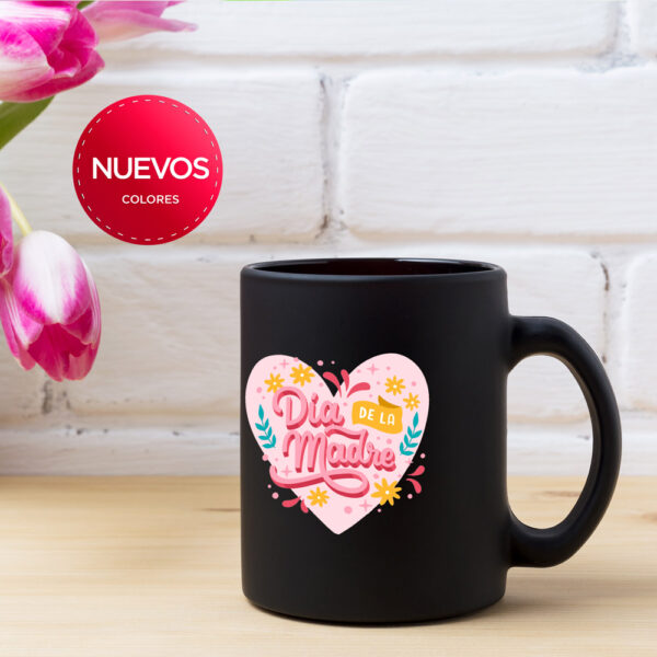 Descubre la Elegancia Personalizada: Taza Negra Personalizada con Detalles Vibrantes